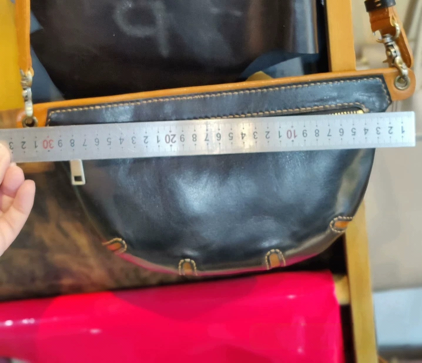 Handmade leather simple shellfish chest bag shoulder bag