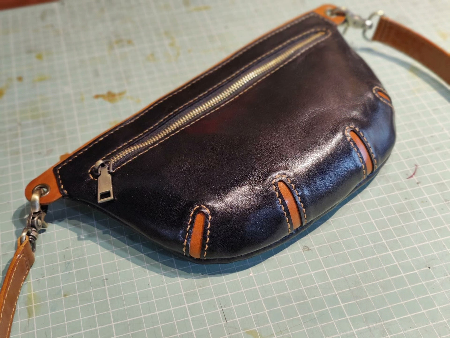 Handmade leather simple shellfish chest bag shoulder bag