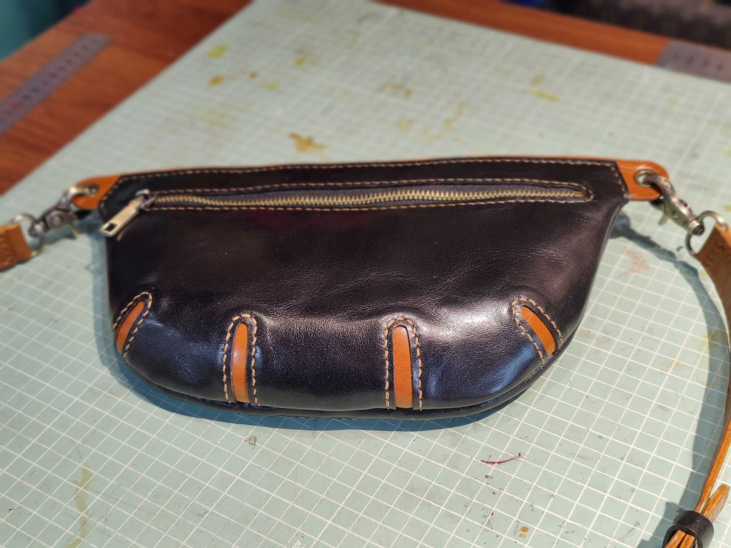 Handmade leather simple shellfish chest bag shoulder bag