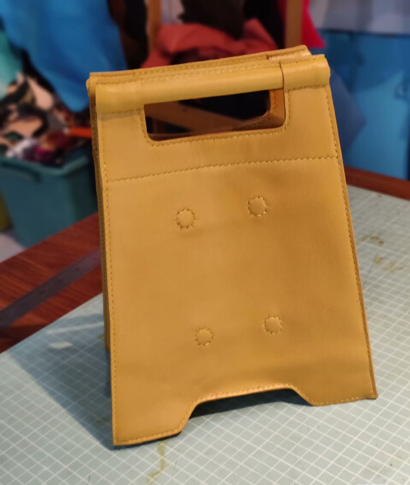 Slip-proof logo tote bag