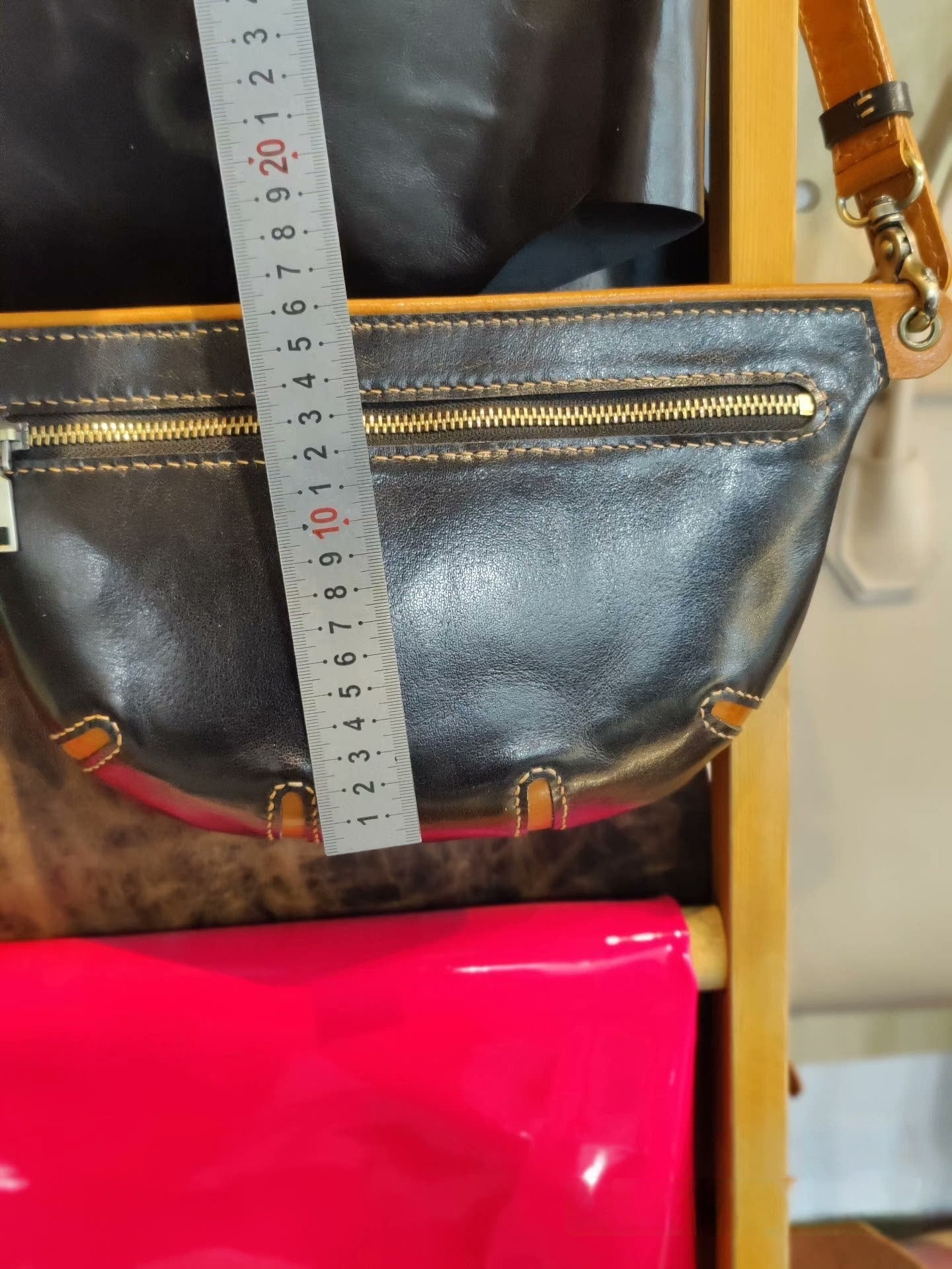 Handmade leather simple shellfish chest bag shoulder bag